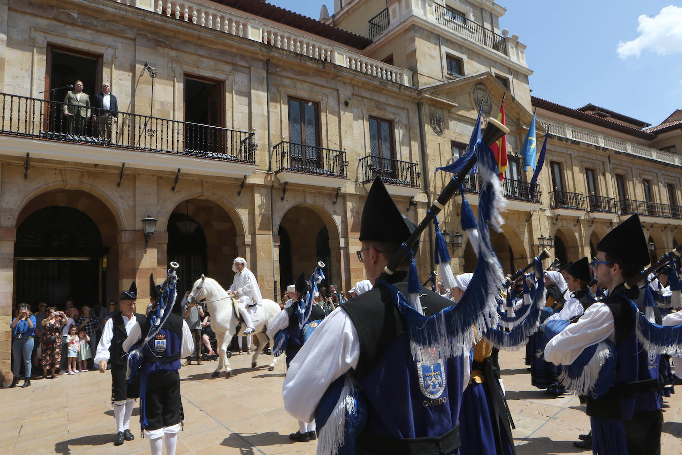 El heraldo de la Balesquida recorre Oviedo anunciando Martes de Campo