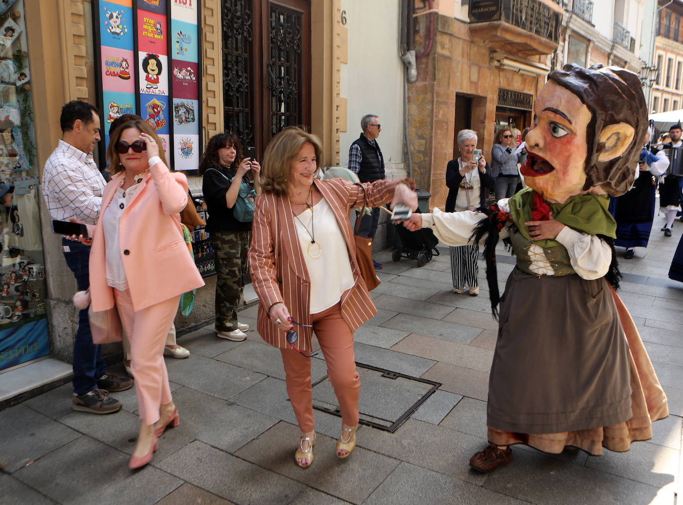 El heraldo de la Balesquida recorre Oviedo anunciando Martes de Campo