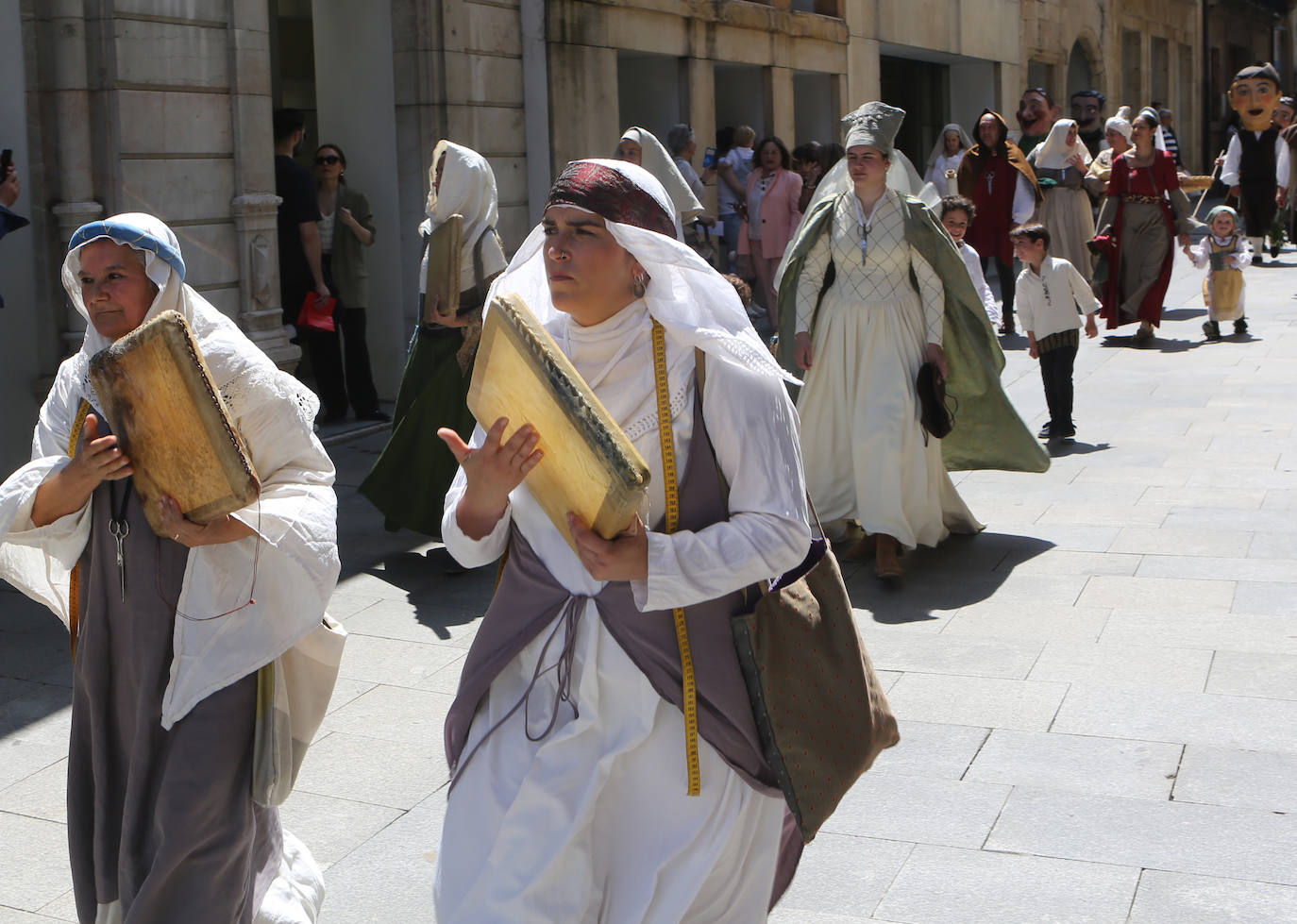 El heraldo de la Balesquida recorre Oviedo anunciando Martes de Campo