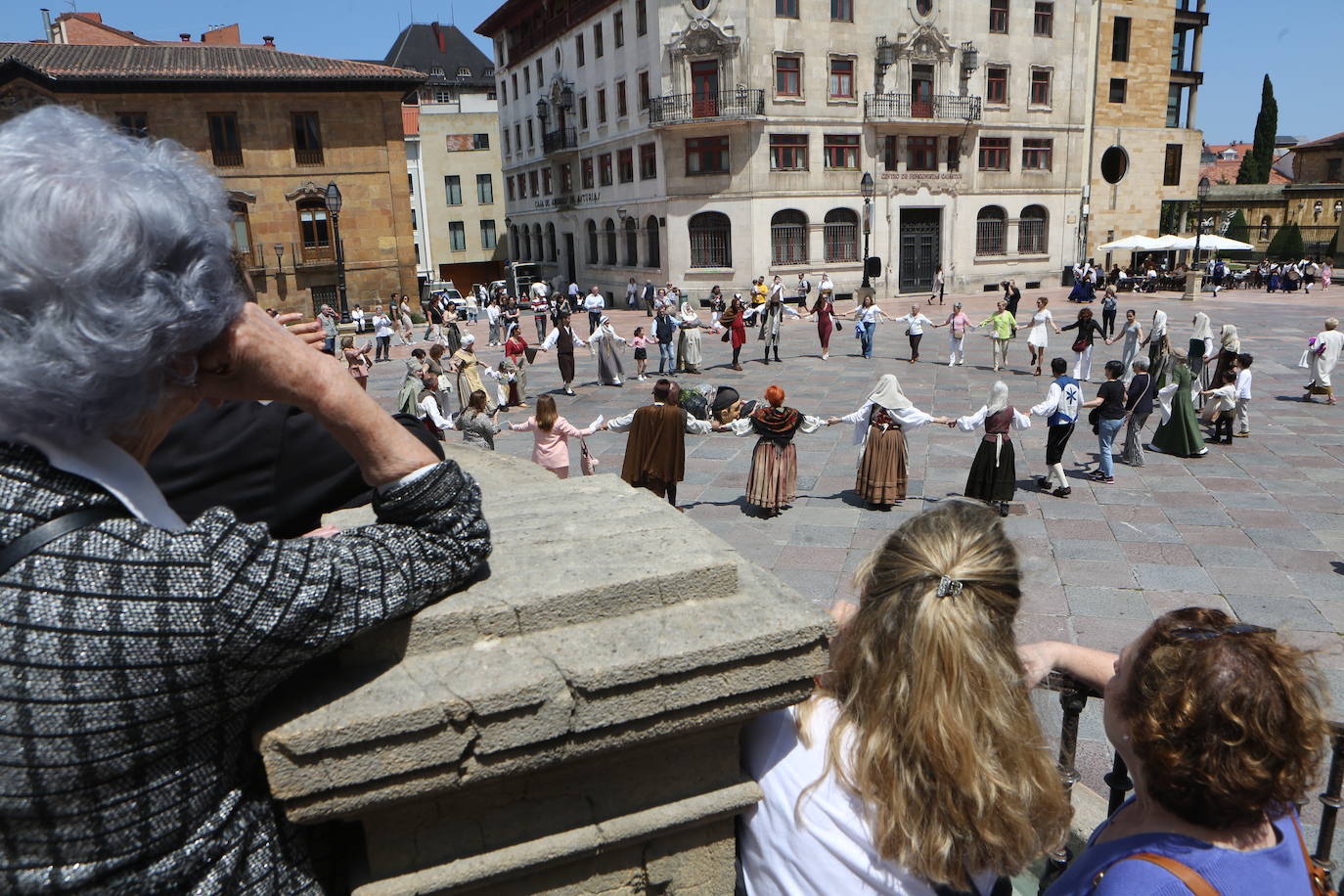 El heraldo de la Balesquida recorre Oviedo anunciando Martes de Campo