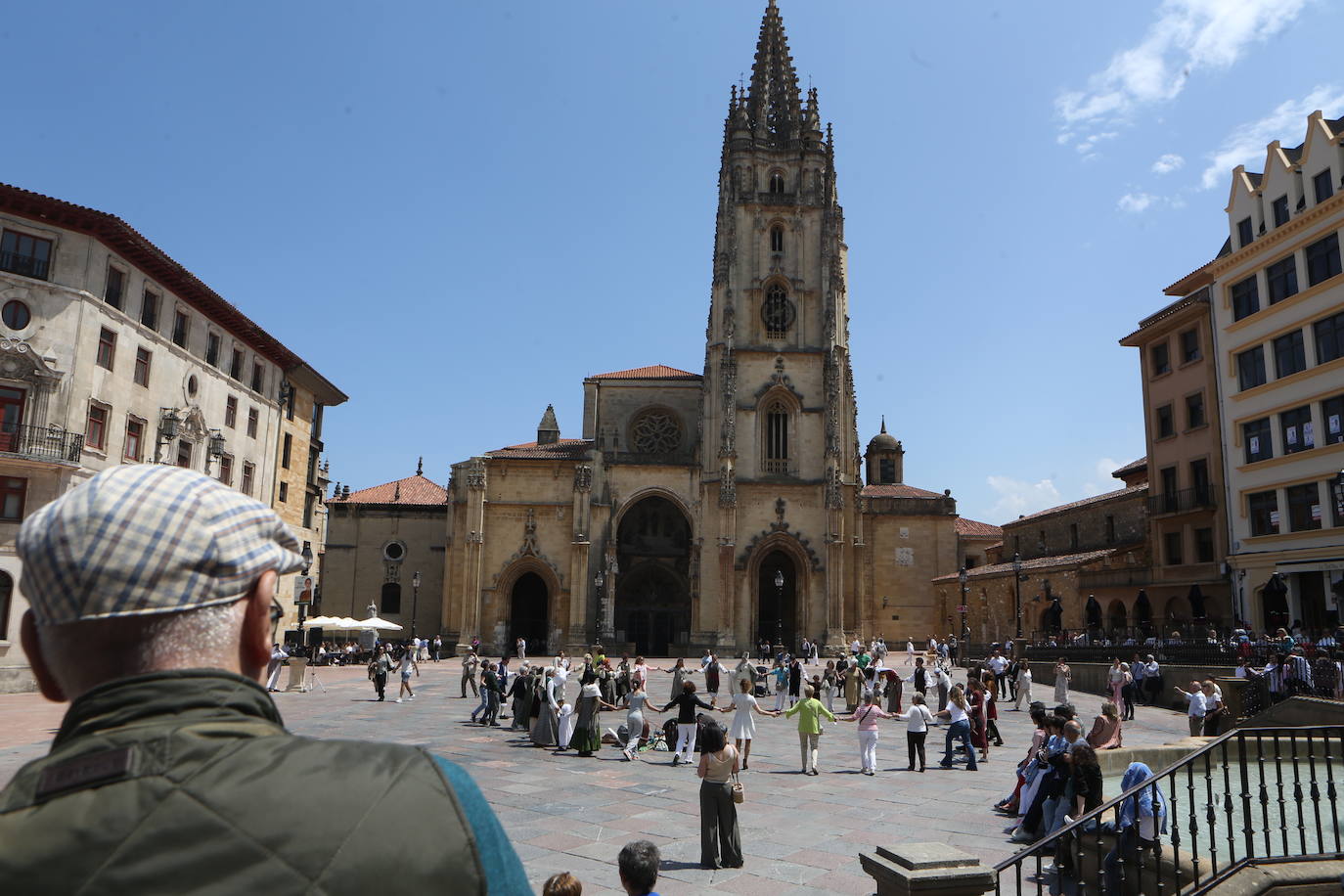 El heraldo de la Balesquida recorre Oviedo anunciando Martes de Campo