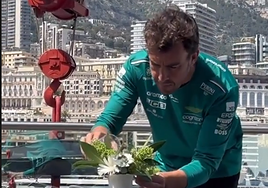 Alonso, regando las macetas con mucho mimo.