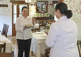 Adela Alonso, en la popular casa de comidas langreana.
