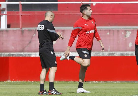 Jony Rodríguez estira en el campo número 2 de Mareo.