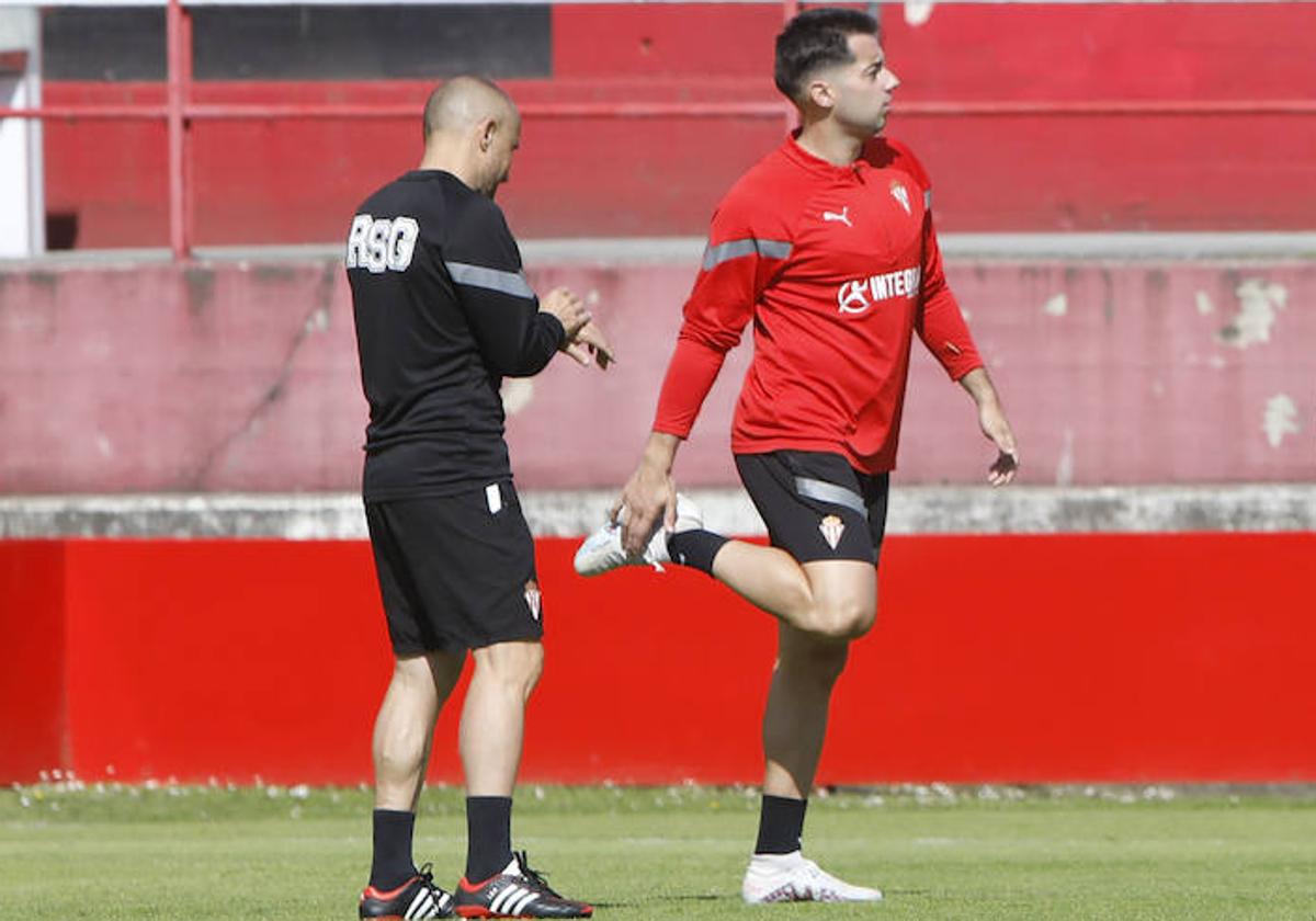 Jony Rodríguez estira en el campo número 2 de Mareo.