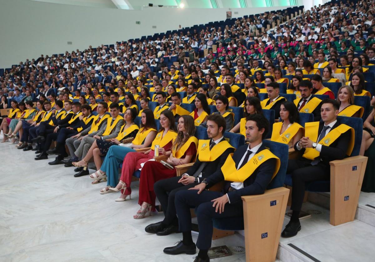 Graduados de Medicina, Enfermería, Fisioterapia y Odontología, de la Facultad de Medicina y Ciencias de la Salud, en el presente curso 2022/2023.