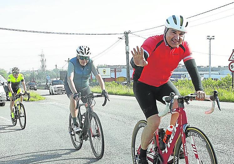 Manuel Iñarra, con sus amigos, de madrugadora salida ciclista desde Roces. Paloma ucha