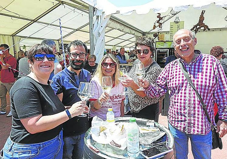 Los candidatos de Cambia Avilés, en la Feria del Queso y el Vino. arnaldo