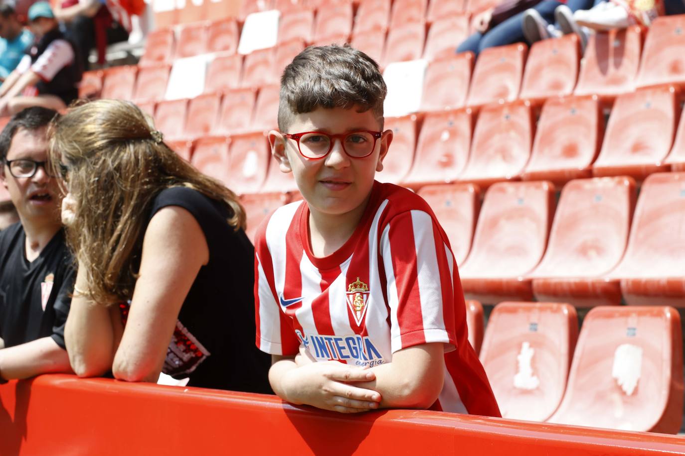 ¿Estuviste en El Molinón en el Sporting - Ponferradina? ¡Búscate en las fotos!