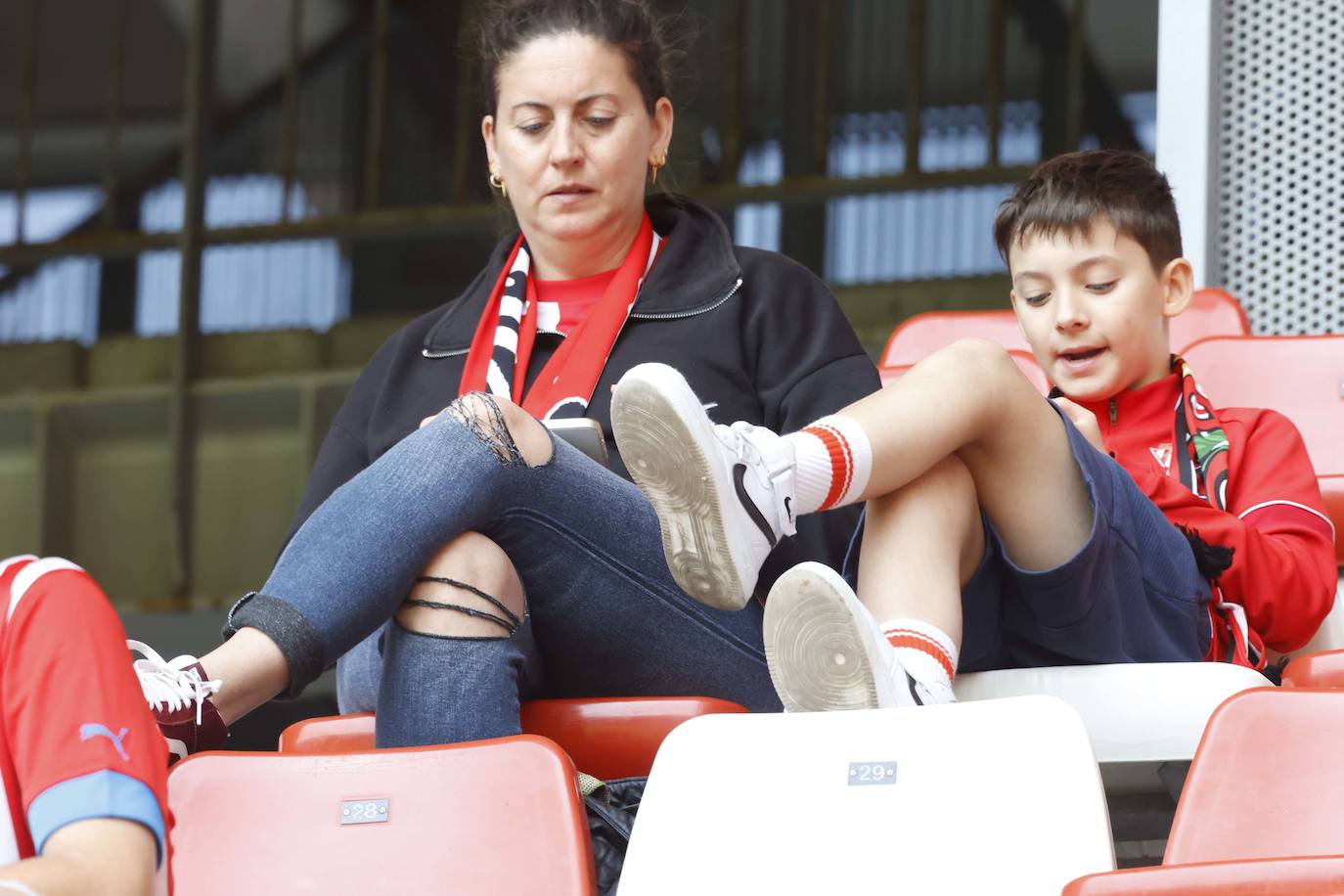 ¿Estuviste en El Molinón en el Sporting - Ponferradina? ¡Búscate en las fotos!