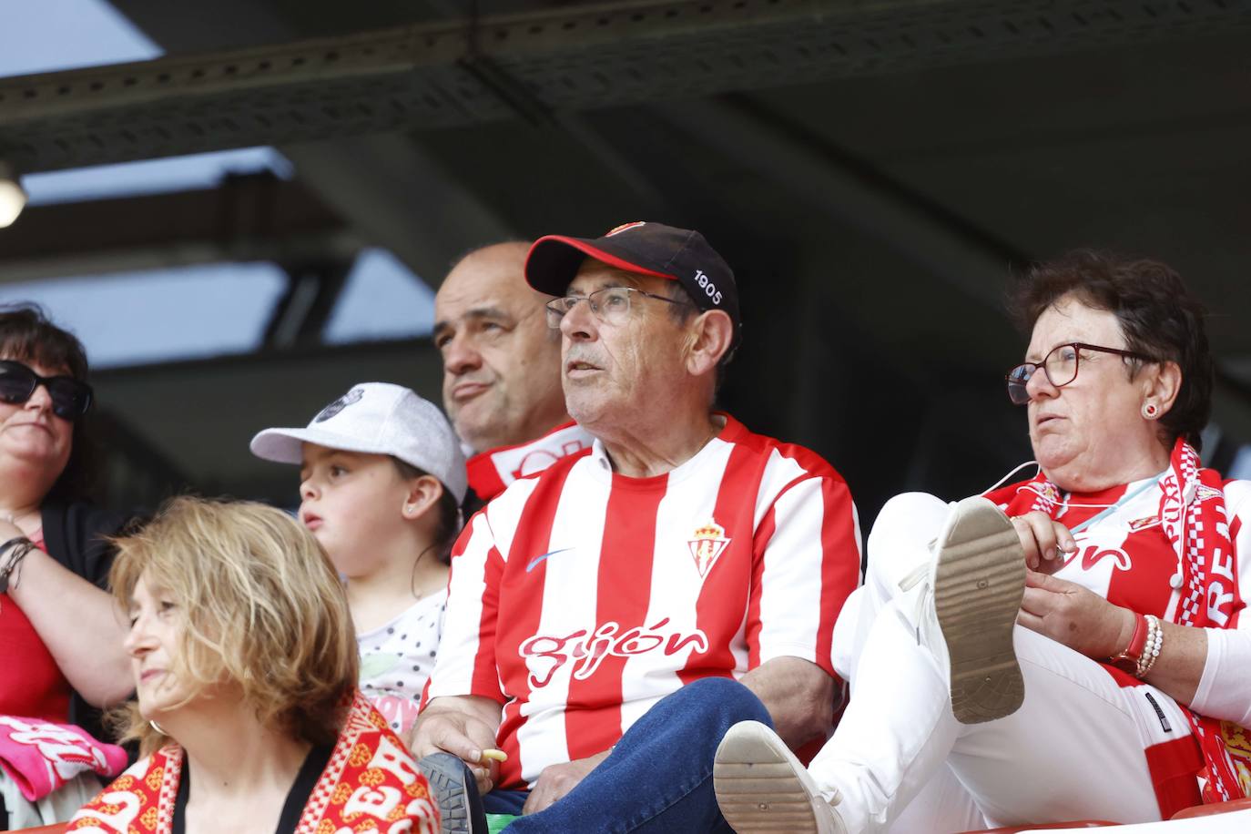 ¿Estuviste en El Molinón en el Sporting - Ponferradina? ¡Búscate en las fotos!