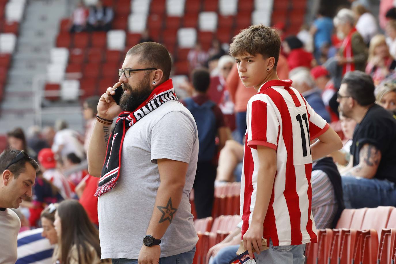 ¿Estuviste en El Molinón en el Sporting - Ponferradina? ¡Búscate en las fotos!