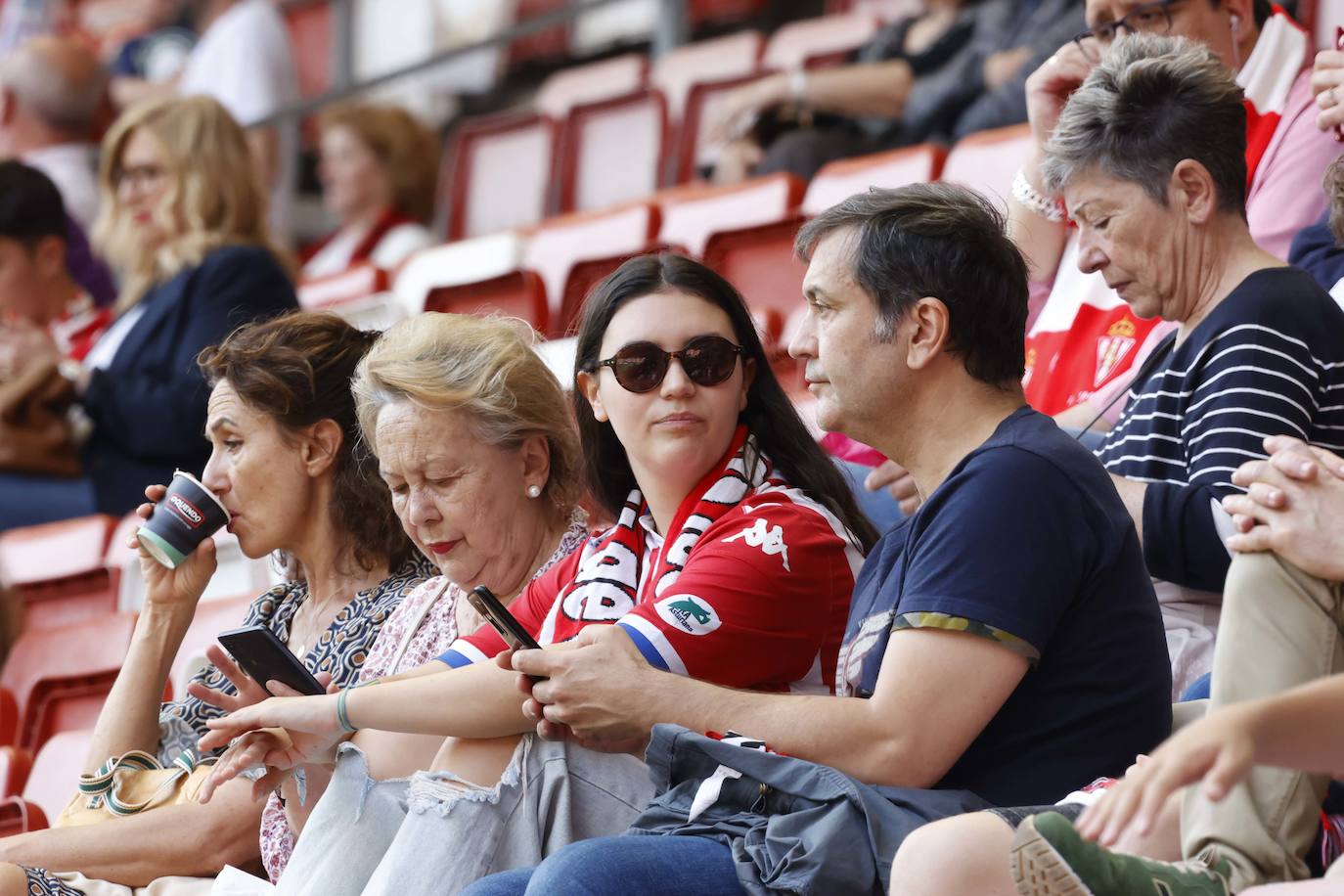 ¿Estuviste en El Molinón en el Sporting - Ponferradina? ¡Búscate en las fotos!