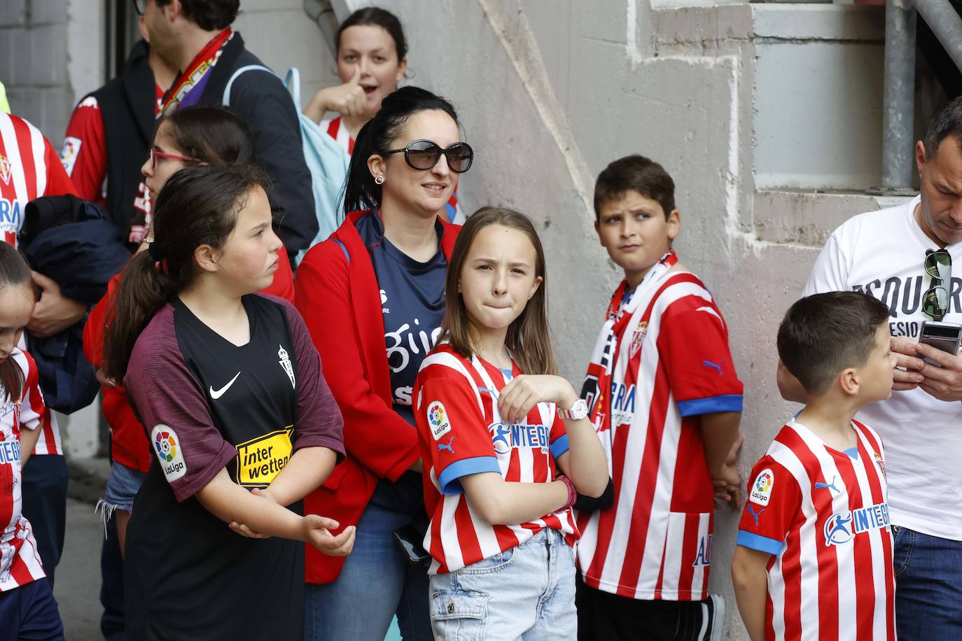 ¿Estuviste en El Molinón en el Sporting - Ponferradina? ¡Búscate en las fotos!