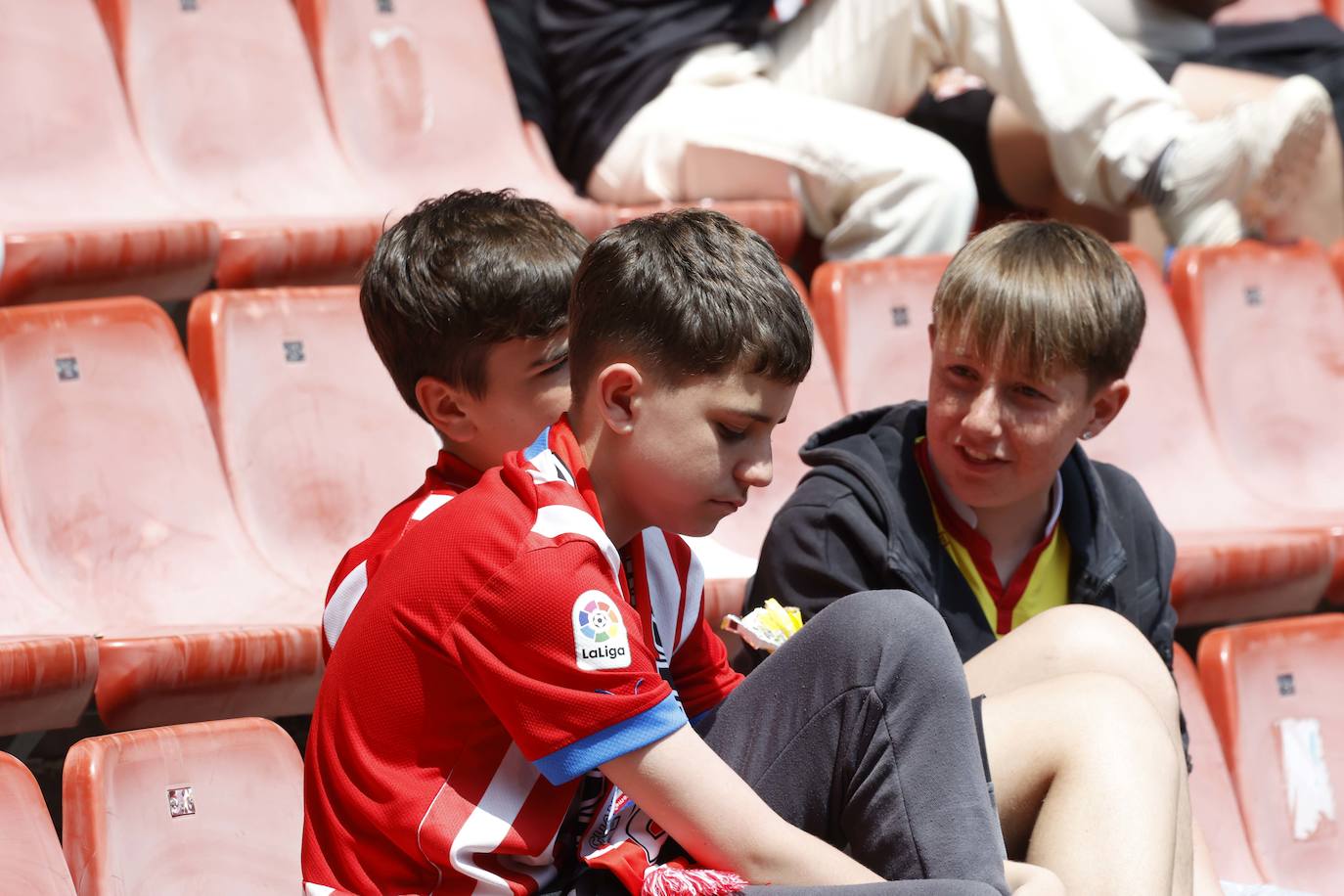 ¿Estuviste en El Molinón en el Sporting - Ponferradina? ¡Búscate en las fotos!