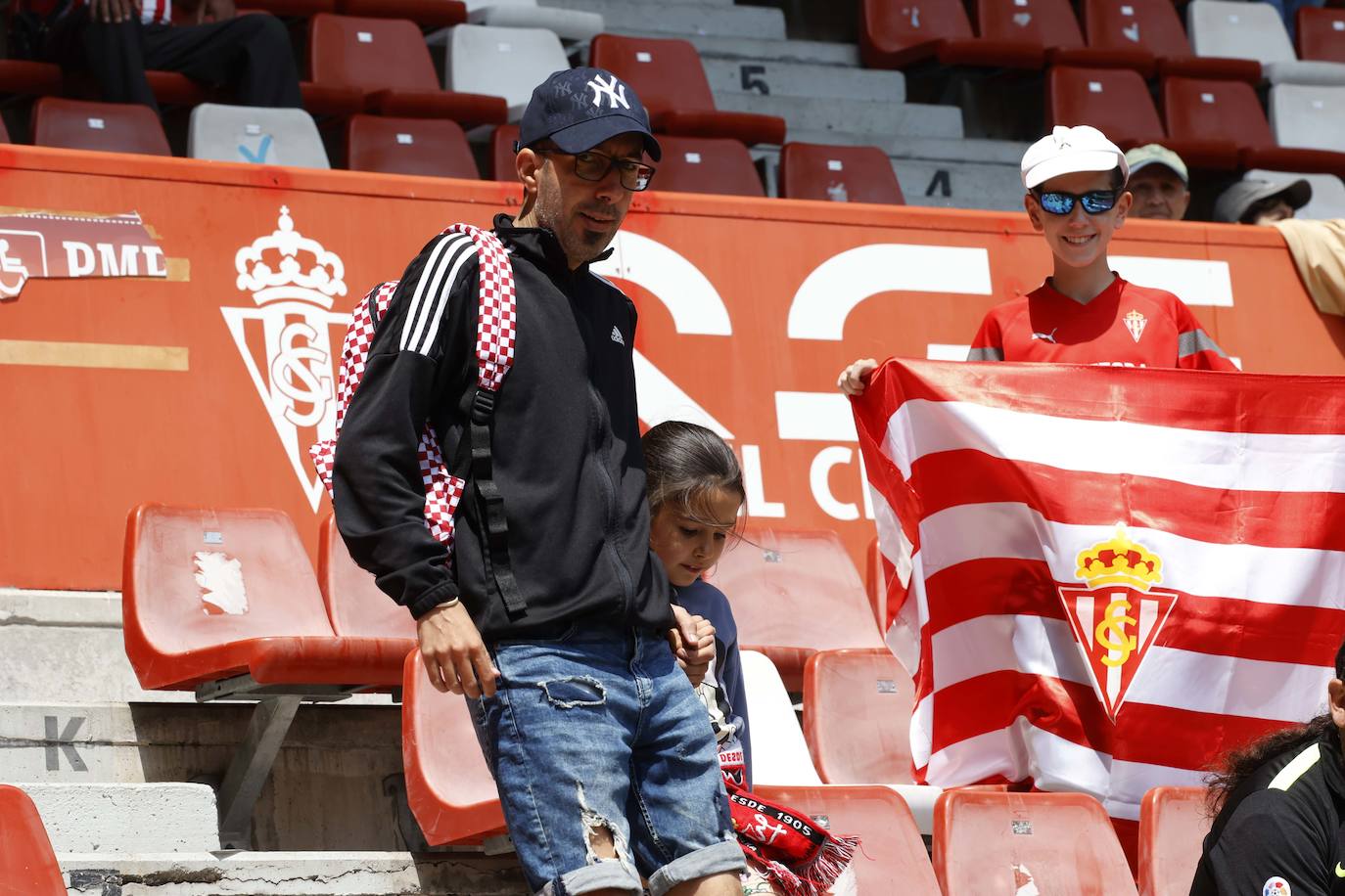 ¿Estuviste en El Molinón en el Sporting - Ponferradina? ¡Búscate en las fotos!