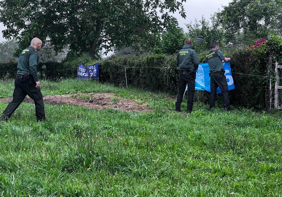 Los agentes en la finca durante la intervención.