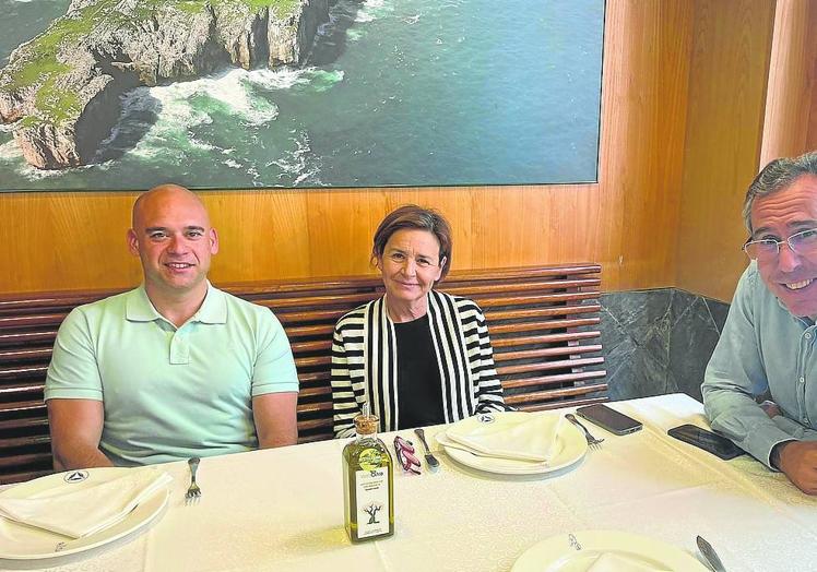 Foro. Jesús Martínez Salvador, Carmen Moriyón y Fernando Couto almorzando en El Cartero. e. c.