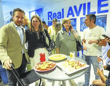 Los candidatos se dejan ver en la grada en la jornada de reflexión