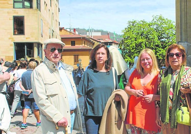 Podemos. Belén Suárez Prieto, junto a su familia en la plaza de la Catedral.