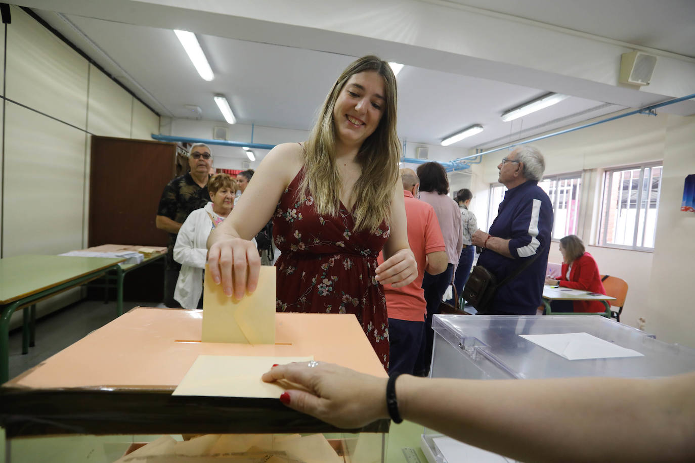 «Ilusión» entre los candidatos de Gijón al depositar el voto