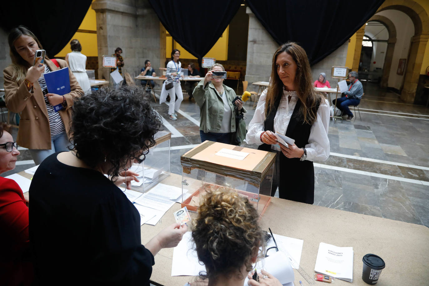 «Ilusión» entre los candidatos de Gijón al depositar el voto