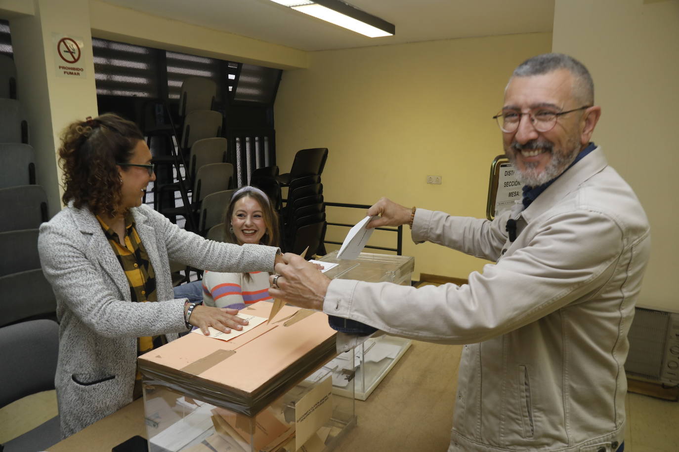 «Ilusión» entre los candidatos de Gijón al depositar el voto