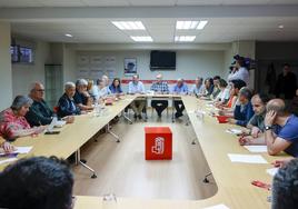 Reunión, este lunes, de la ejecutiva del PSOE gijonés en la Casa del Pueblo, con presencia de miembros de la candidatura.