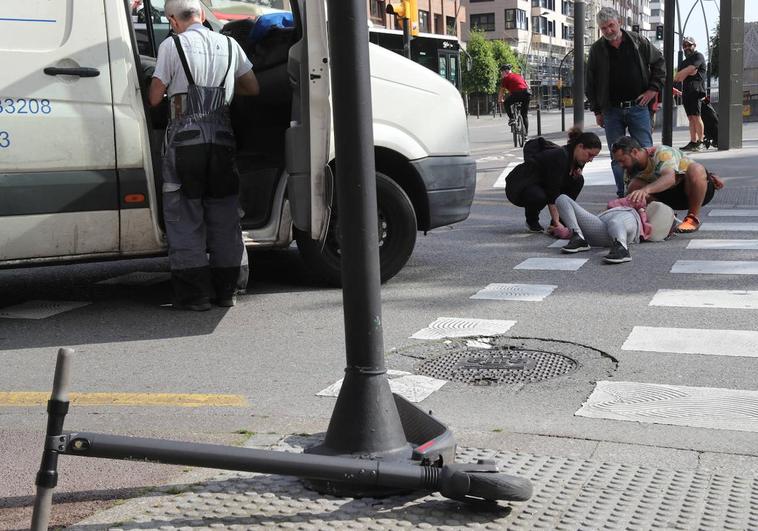 Una furgoneta atropella a la conductora de un patinete en Gijón