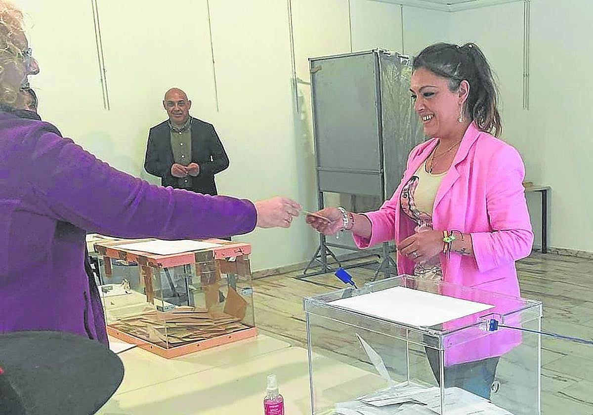 Carolina López, líder de Vox en Asturias, en el momento de votar en la Casa de la Cultura de Tineo.