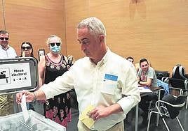 Ángel Manuel García Vega, candidato de IU-Somos Carreño, depositando su voto en la urna ayer por la mañana.