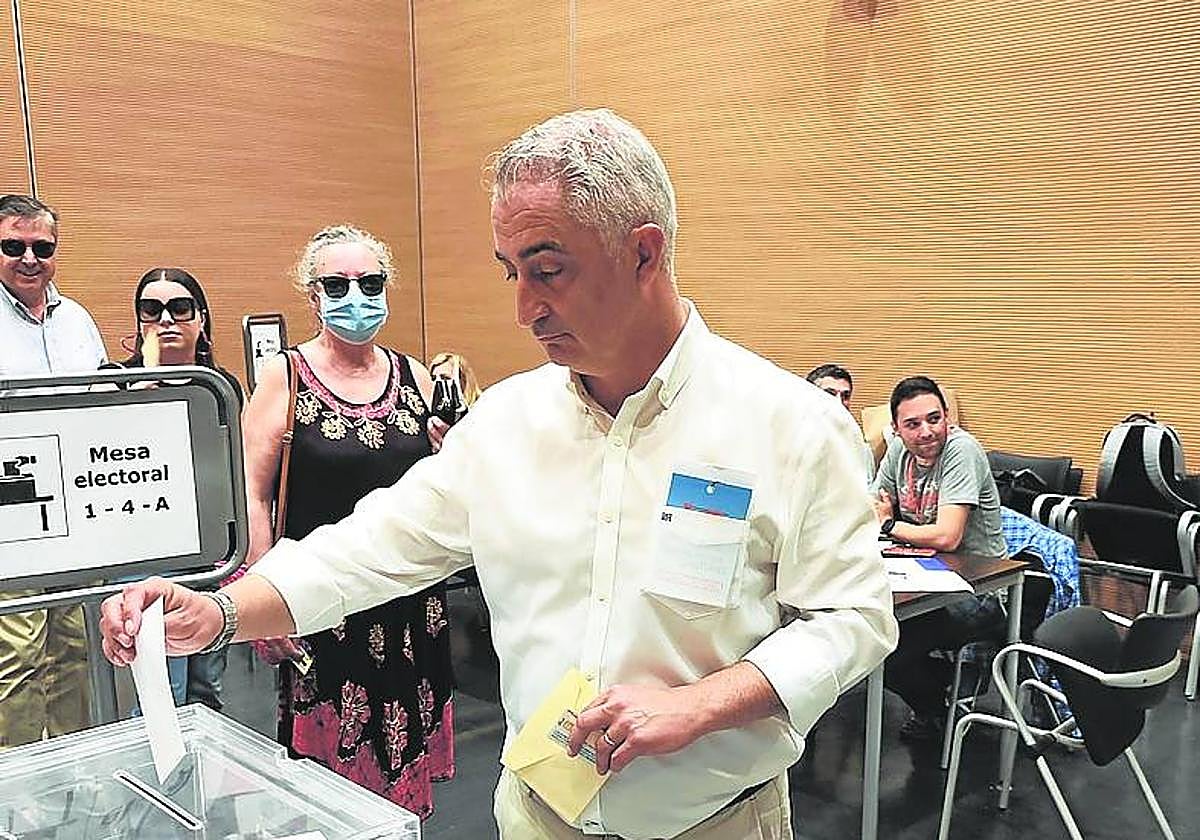 Ángel Manuel García Vega, candidato de IU-Somos Carreño, depositando su voto en la urna ayer por la mañana.