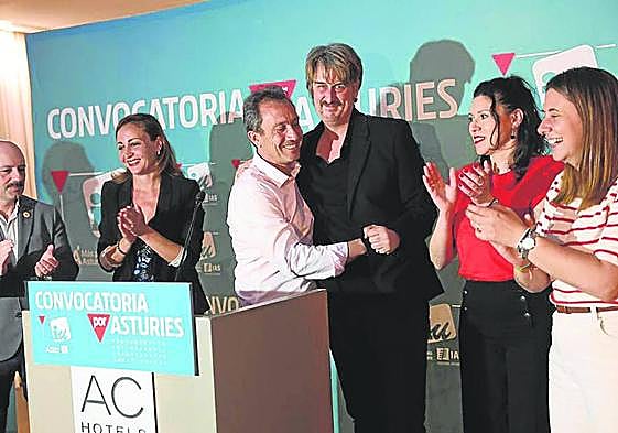 Ovidio Zapico abraza a Xabel Vegas, tras analizar el resultado logrado por Convocatoria por Asturias.