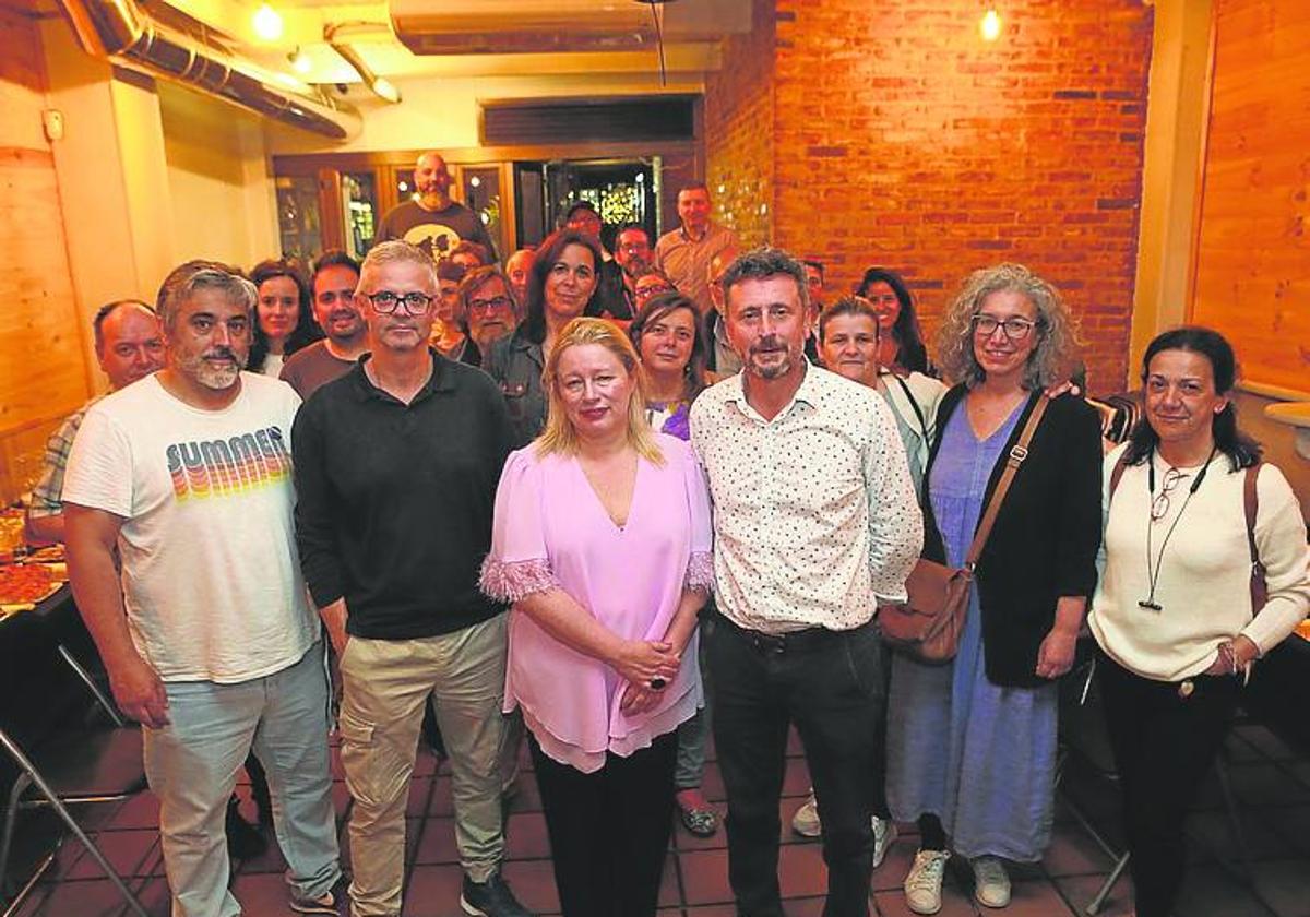 Belén Suárez Prieto junto a Nacho Loy y el resto de su equipo.