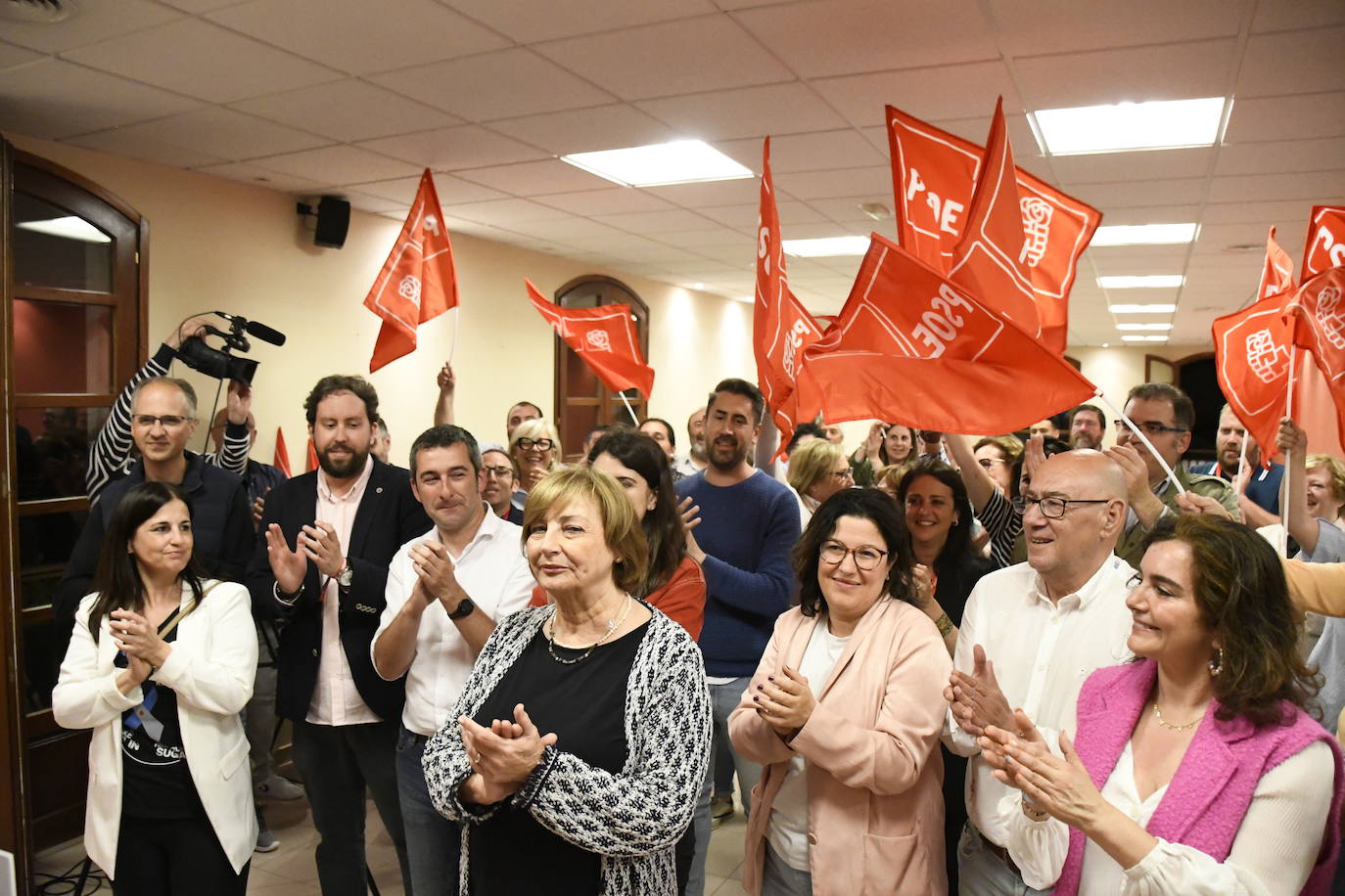 Mariví Monteserín aplaude tras conocer los resultados que le aseguran su tercer mandato como alcaldesa de Avilés.