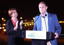 Adrián Pumares, con Carmen Moriyón.