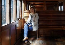 Covadonga Tomé, sentada en uno de los vagones de un tren del Museo del Ferrocarril.