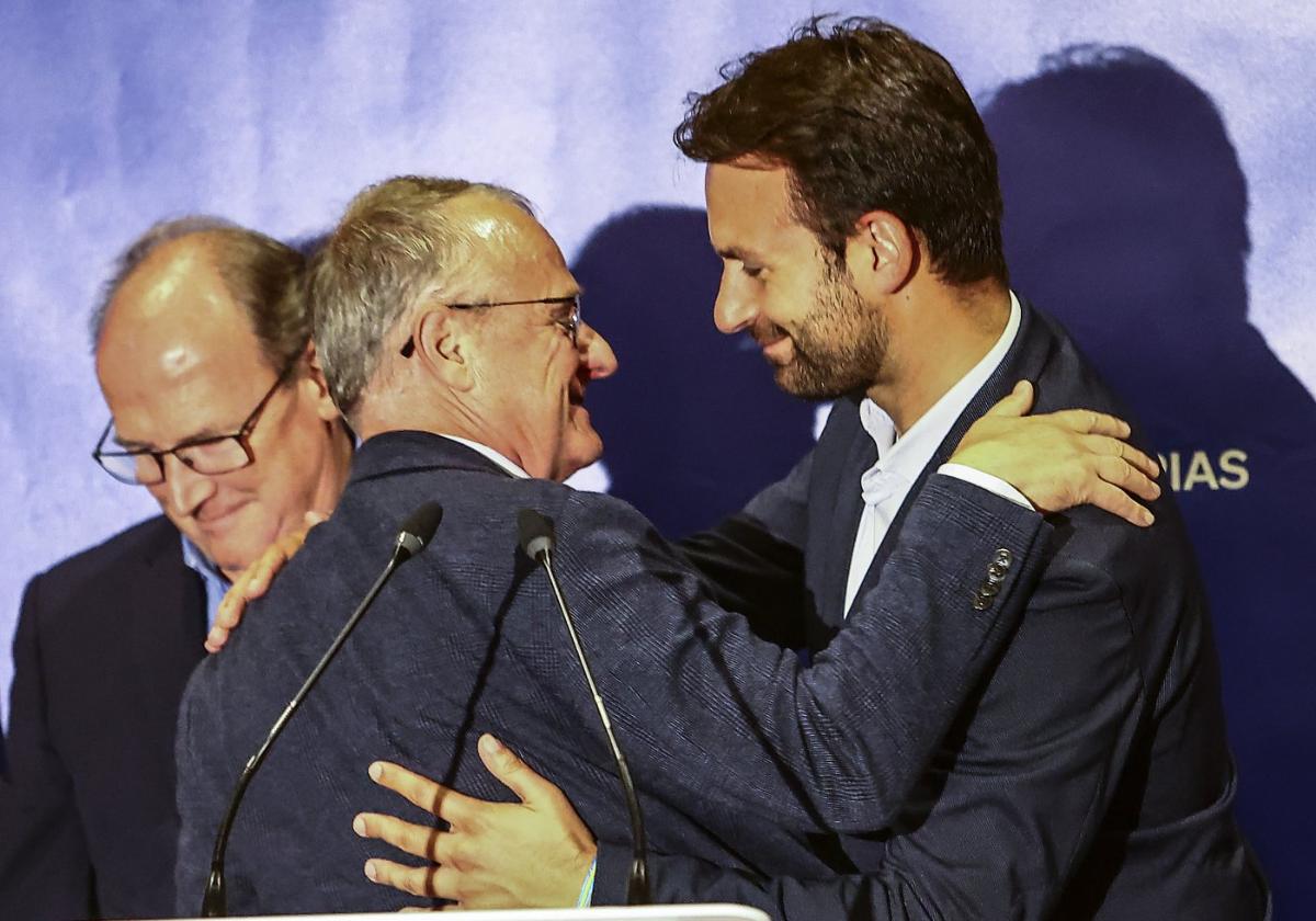 Diego Canga y Álvaro Queipo se abrazan, el domingo, tras conocerse el resultado electoral.