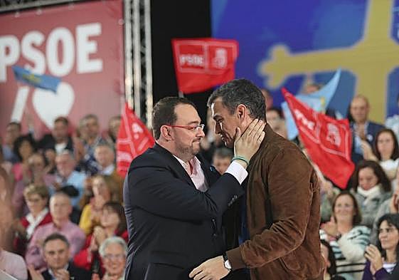 Barbón abraza a Sánchez, en el mitin de campaña de la pasada semana en Gijón.