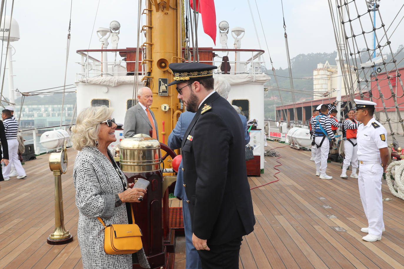 El &#039;caballero de los mares&#039; despliega su esplendor en Gijón