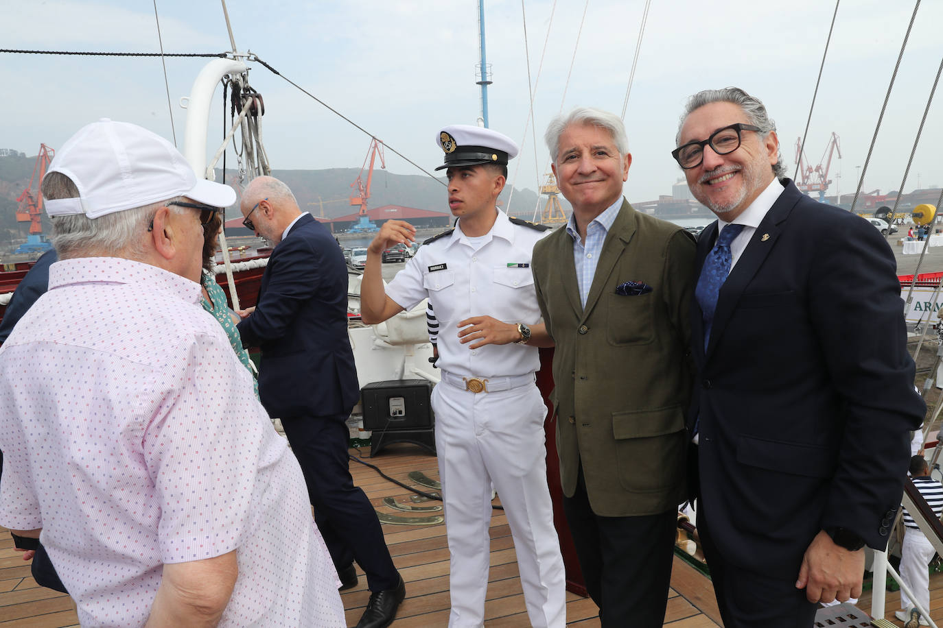 El &#039;caballero de los mares&#039; despliega su esplendor en Gijón