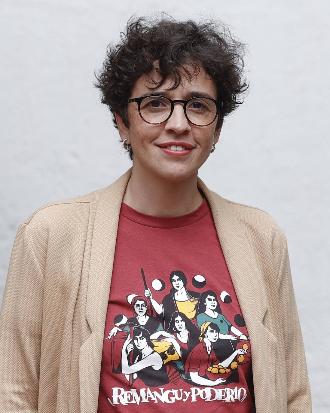 Ordieres es trabajadora social en Cruz Roja Española y, además, miembro de la Comisión de Garantía y Evaluación de la Ley de Eutanasia nombrada por el Gobierno del Principado de Asturias. De 38 años y vecina del barrio de Nuevo Roces, no está afiliada a Izquierda Unida, pero ha sido la segunda ocasión en que concurre a las elecciones municipales. Con Martín fue de número ocho.