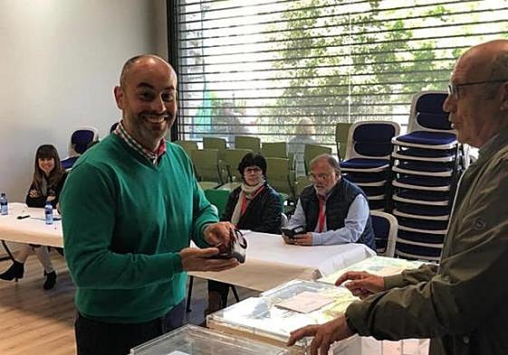 Paulo García, votando, con el socialista Ramón Canal al fondo.