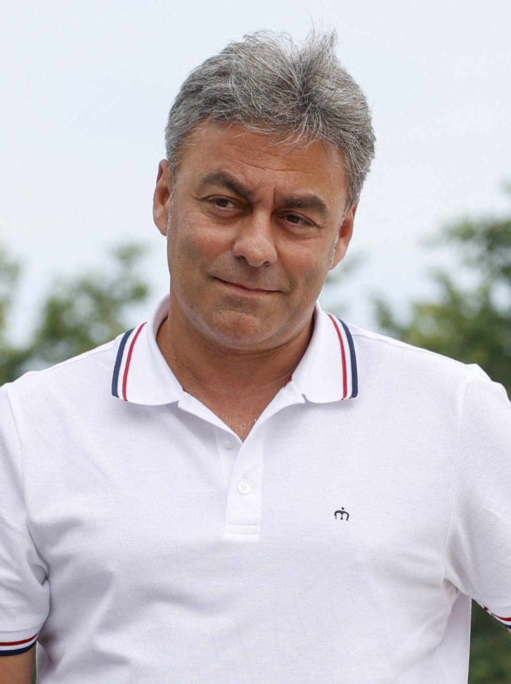 Maestro de Educación Primaria, fue el principal rival de Ana González en las primarias de 2019. En el último cuatrienio fue concejal de Deportes y Zona Rural. No mantuvo nunca buena relación con la alcaldesa. Acumula cargos públicos desde 1995 hasta la actualidad. Fue alcalde de Mansilla de las Mulas (León) en 1999. También fue director general de Deportes del Principado de 2012 a 2019.