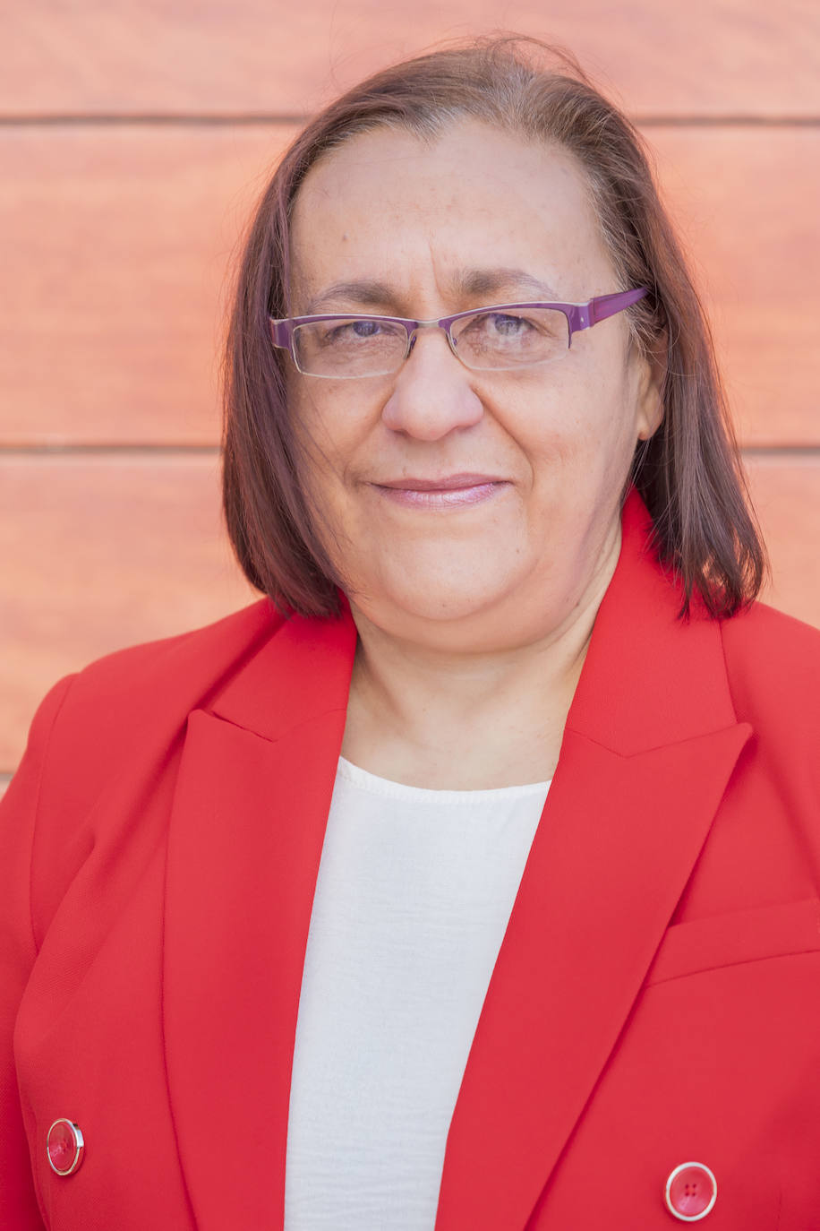 Durante el periodo comprendido entre noviembre de 2006 y julio de 2011 fue responsable del área de Promoción Social de la Fundación Municipal de Servicios Sociales del Ayuntamiento. En el mandato que expira ha sido concejala de Derechos Sociales. Además, fue diputada en el Congreso de los Diputados por Asturias en la XII legislatura, desde septiembre de 2017 a marzo de 2019.