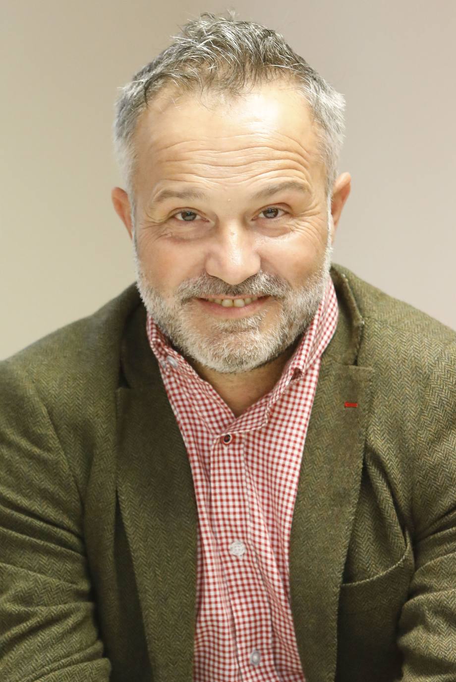 Es secretario de Industria en la ejecutiva socialista municipal. También es técnico en mantenimiento eléctrico en Arcelor Mittal. Con una amplia trayectoria sindical, es secretario de política sindical y presidente del comité de empresa del parque de carbones de Aboño en Arcelor Mittal. Es también secretario de Política Sindical y Recursos en UGT Gijón. Esta es su primera experiencia política.