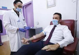 En la imagen, Daniel Gónzález, presidente de la Cámara, donando sangre tras firmar el convenio.