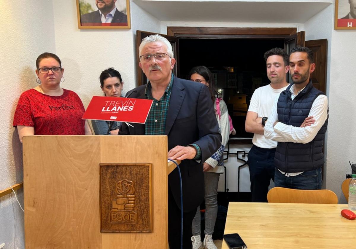 Antonio Trevín se dirige a los socialistas de Llanes en la noche electoral, tras conocer los resultados.