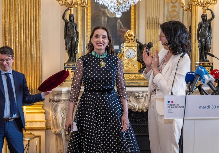 Luz Casal, aplaudida por la ministra gala de Cultura, tras convertirse en Comendadora de las Artes y las Letras.