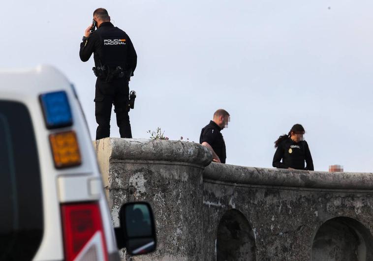 Agentes de la Policía, en el Cerro.